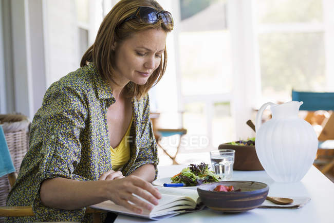 Frau liest ein Buch. — Stockfoto