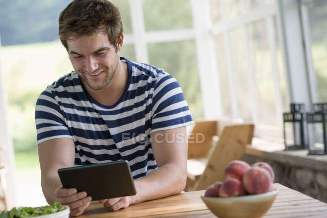 Homme utilisant une tablette numérique . — Photo de stock