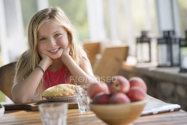 Chica mirando con pastel de pastelería - foto de stock