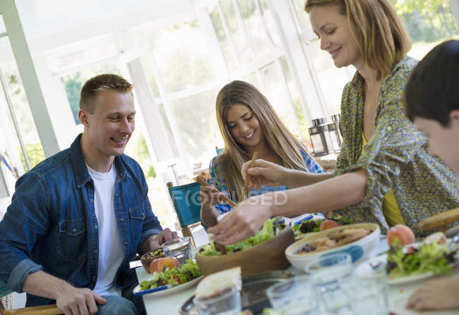 Adultos e crianças em festa de família em um café . — Fotografia de Stock