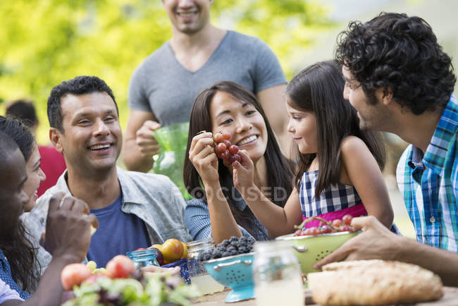 Adultos e crianças a comer — Fotografia de Stock