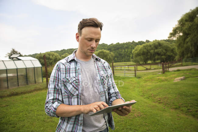 Man using digital tablet — Stock Photo