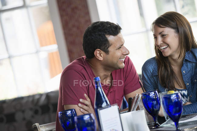 Пара, сидящая в кафе — стоковое фото