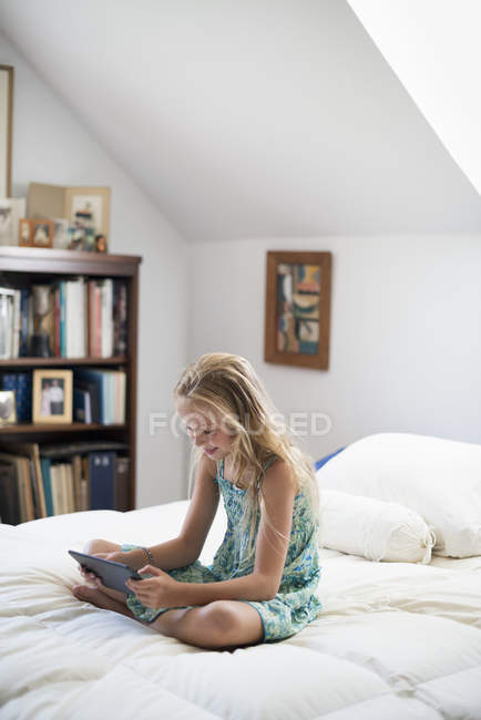 Девушка с помощью цифрового планшета . — стоковое фото
