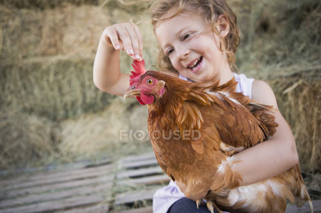 Ragazza che tiene pollo — Foto stock
