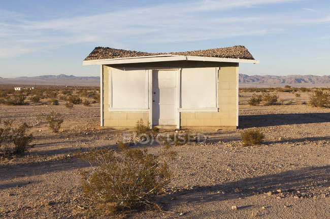 Заброшенное здание в пустыне Мохаве — стоковое фото