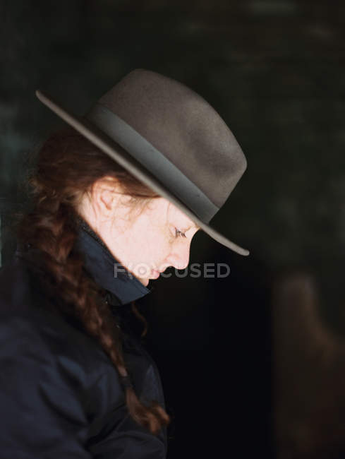 Femme portant un chapeau en feutre — Photo de stock