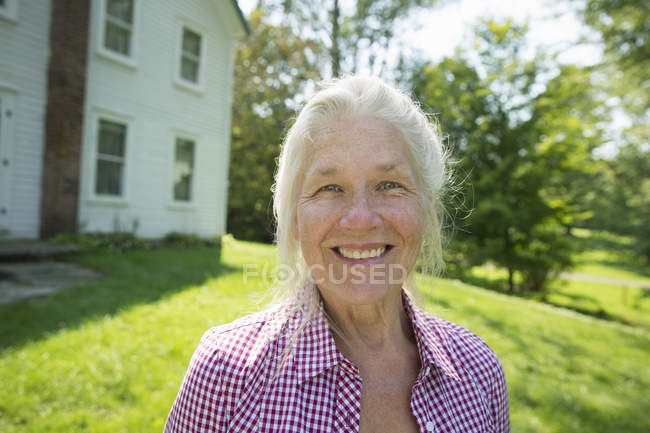 Seniorin lächelt — Stockfoto
