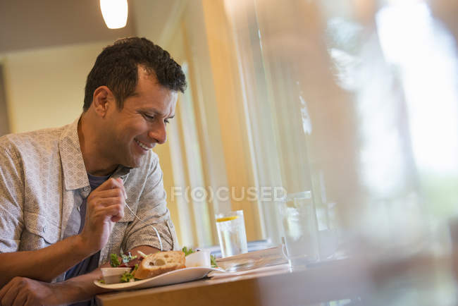 Mann isst einen Imbiss — Stockfoto