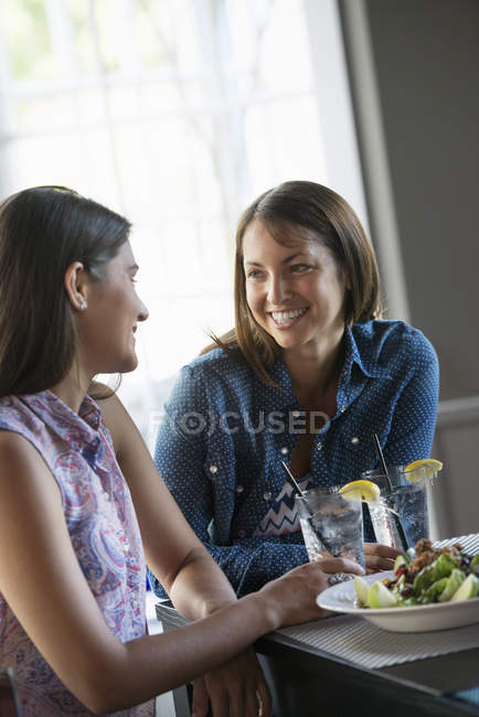 Две женщины сидят в ресторане — стоковое фото