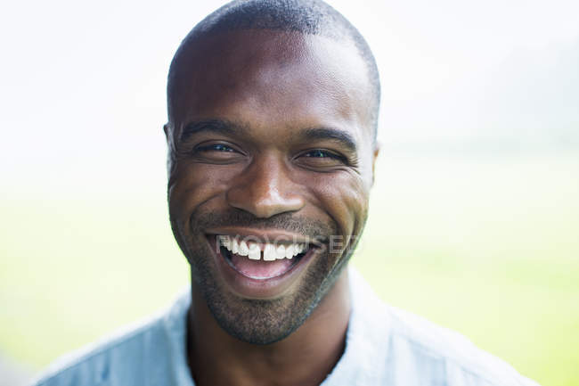 Africano americano hombre riendo - foto de stock