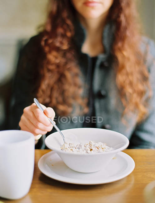 Женщина ест хлопья на завтрак — стоковое фото