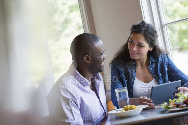 Paar schaut auf ein digitales Tablet. — Stockfoto