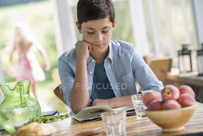 Junge liest ein Buch. — Stockfoto