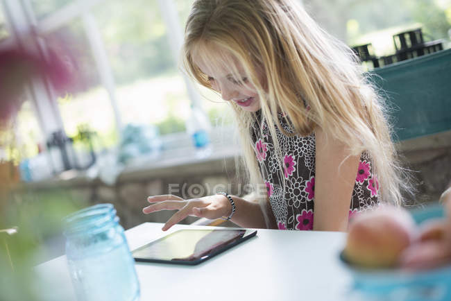 Дівчина використовує цифровий планшет — стокове фото