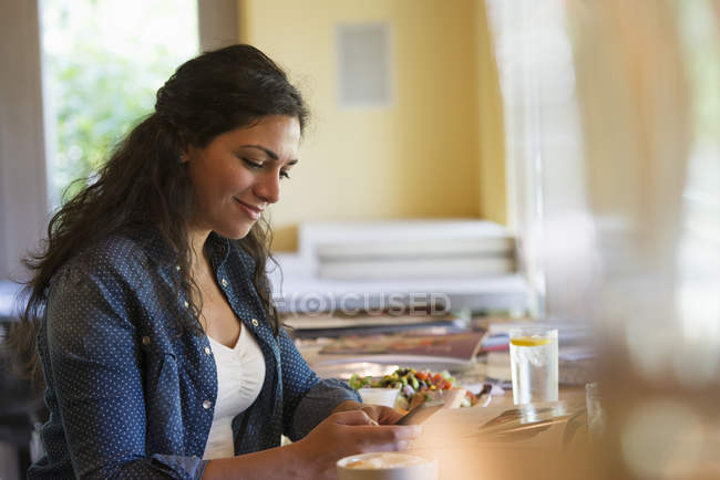 Mujer usando un teléfono inteligente - foto de stock