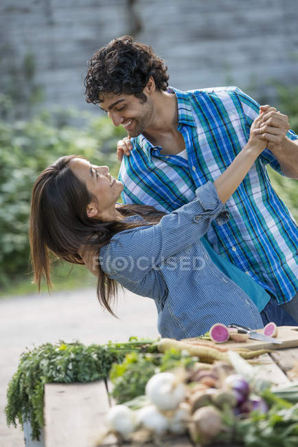 Pareja bailando en un jardín . - foto de stock