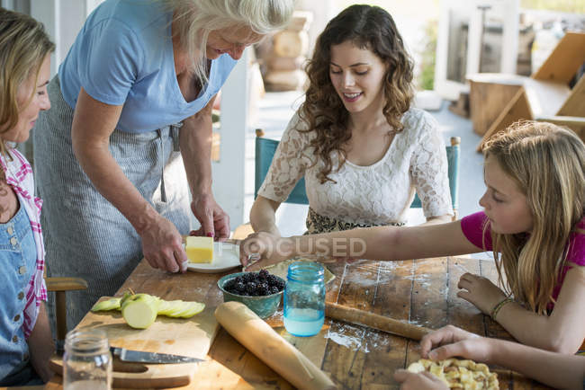 Mujeres hornear galletas y tarta de manzana . - foto de stock