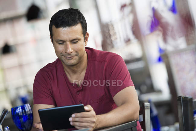 Человек с помощью цифровой планшет . — стоковое фото