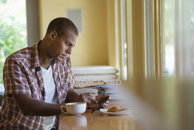 Hombre sosteniendo una tableta digital . - foto de stock