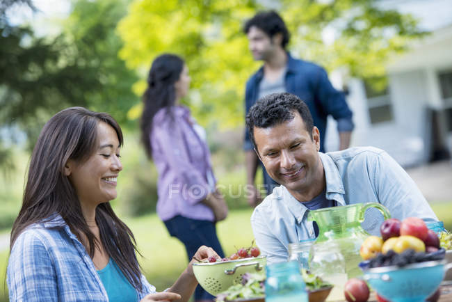 Couple seated at a table. — Stock Photo