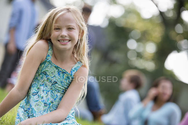 Girl sitting on the grass — Stock Photo