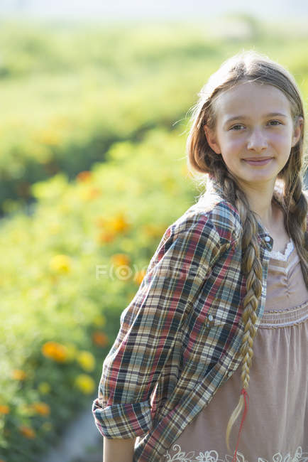 Молодая девушка в поле цветов . — стоковое фото