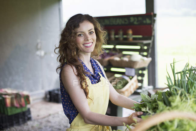 Жінка сортування овочі . — стокове фото