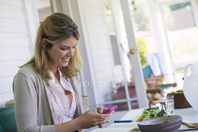Женщина с помощью смартфона . — стоковое фото
