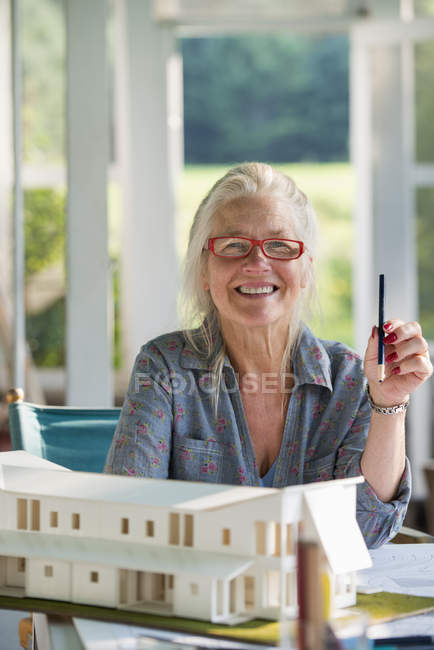 Зрелая женщина проектирует дом — стоковое фото