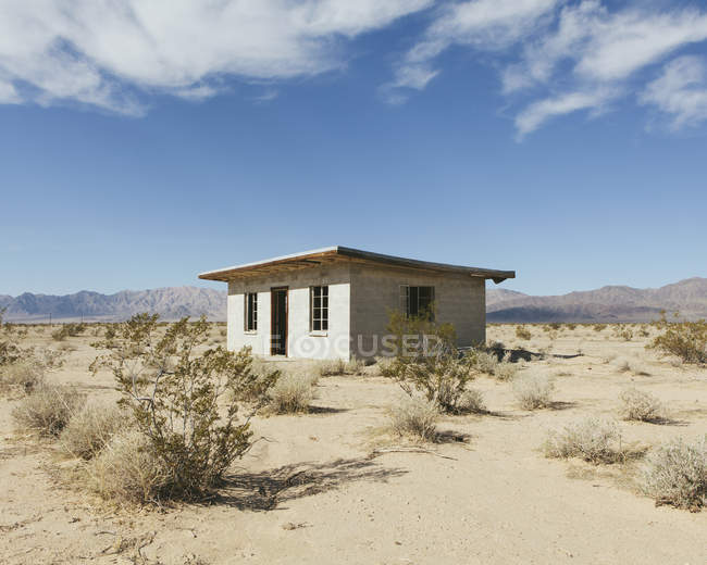 Edificio abandonado en el desierto de Mojave - foto de stock