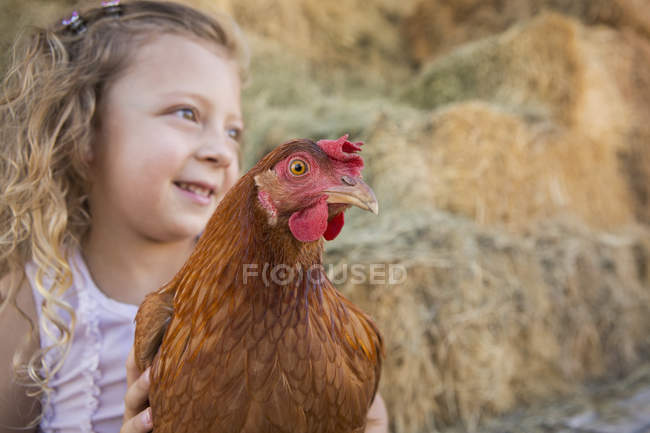 Ragazza che tiene pollo — Foto stock