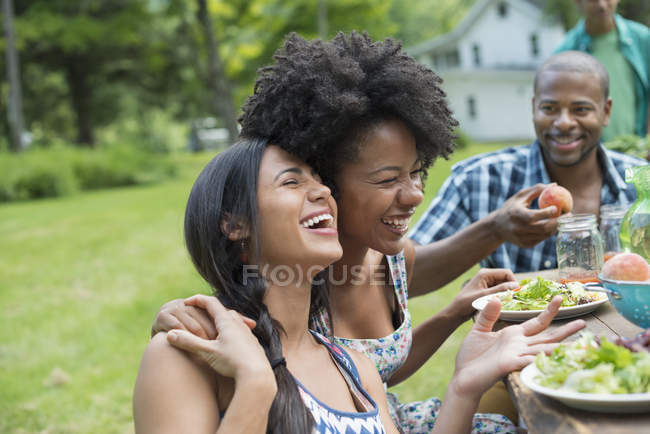 Люди під час їжі в саду ферми . — стокове фото