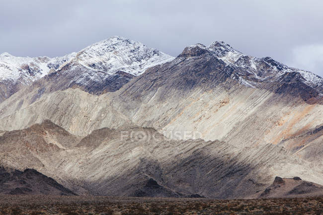 A neve cobriu montanhas e um céu sinistro — Fotografia de Stock