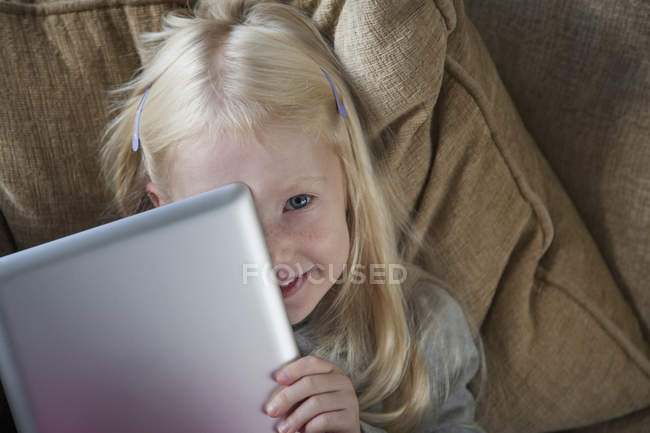 Fille tenant un ordinateur portable — Photo de stock