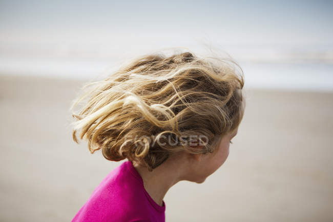Niño de seis años en la playa - foto de stock