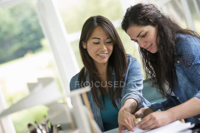 Zwei Frauen arbeiten zusammen — Stockfoto