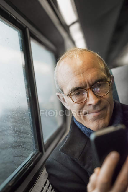 Uomo maturo in treno — Foto stock