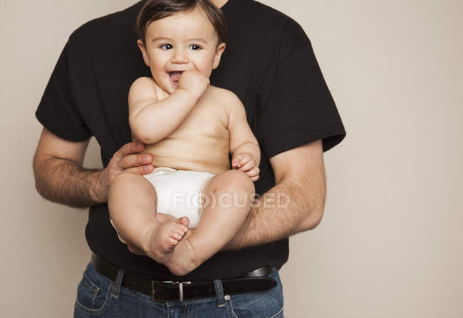 Baby boy носіння тканина пелюшки — стокове фото
