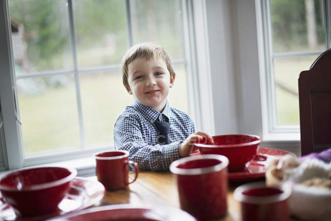 Kind sitzt an einem Tisch im Elternhaus. — Stockfoto