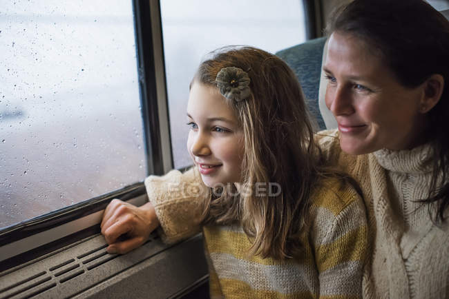 Mujer y chica joven en tren - foto de stock