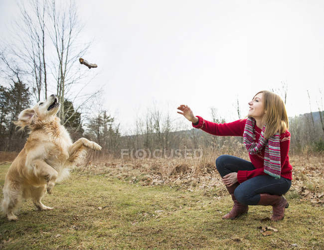 Woman with a golden retriever dog. — Stock Photo