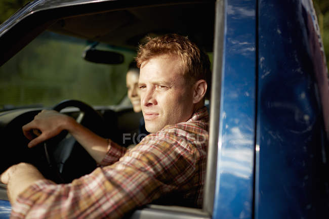 Uomo guida pick up camion . — Foto stock