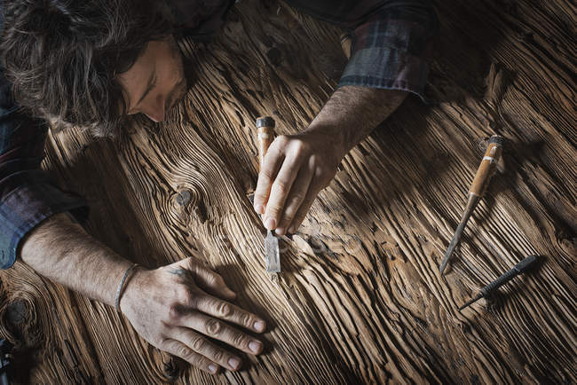 Людина, що працюють в меліорованих деревини — стокове фото