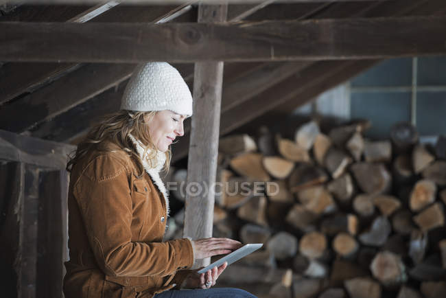 Женщина с помощью цифрового планшета. — стоковое фото