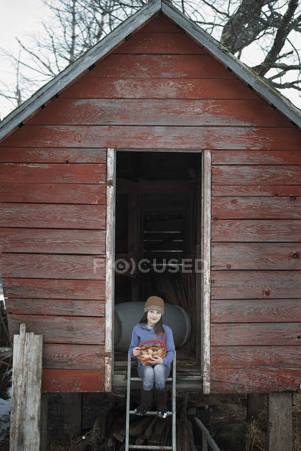 Дівчина з кошиком з яєць . — стокове фото