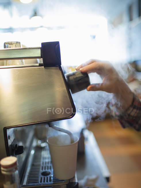 Бариста варит кофе — стоковое фото