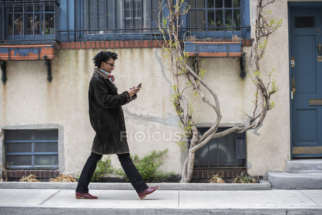 Mulher andando ao longo da rua — Fotografia de Stock