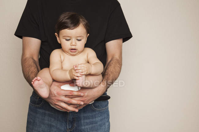 Bébé garçon portant des couches en tissu — Photo de stock
