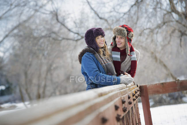 Casal caminhando no cenário de inverno — Fotografia de Stock
